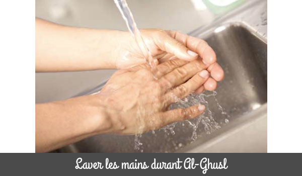 Laver les mains pour commencer Al-Ghusl