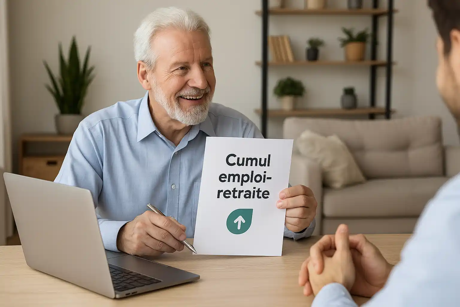Retraité souriant expliquant le cumul emploi-retraite à une autre personne avec un ordinateur portable sur la table